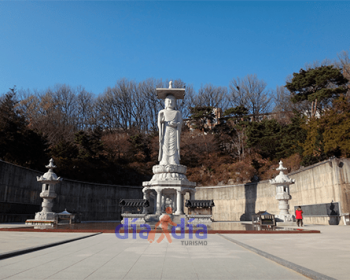 Estatuas, fuera del templo Bongeunsa