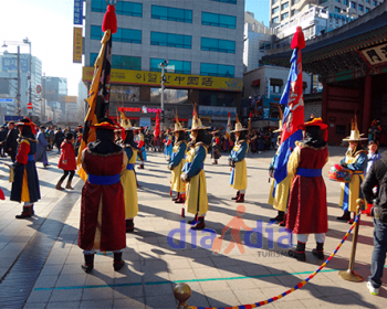 Cambio de guardia en Entrada a DeoksuGung