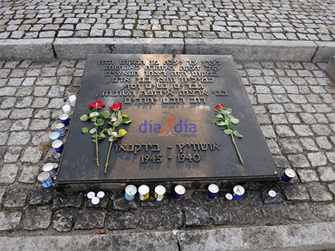 Cartel en Yidish dentro de Birkenau