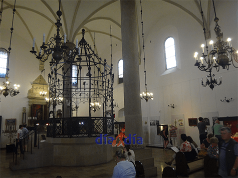 Sinagoga vieja de Cracovia por dentro